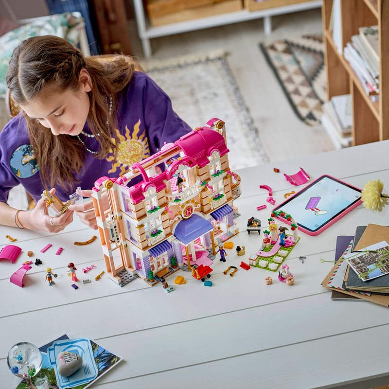 LEGO Friends 42704 Grand Hotel v městečku Heartlake LEGO Friends 42704 Grand Hotel v městečku Heartlake