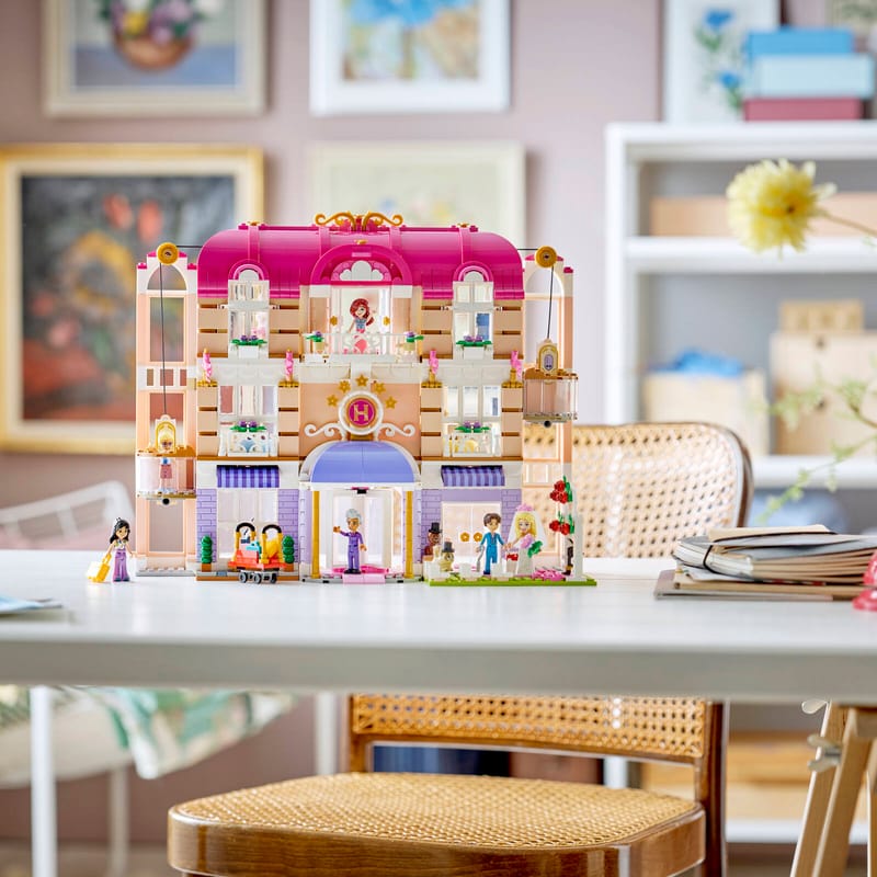 LEGO Friends 42704 Grand Hotel v městečku Heartlake LEGO Friends 42704 Grand Hotel v městečku Heartlake
