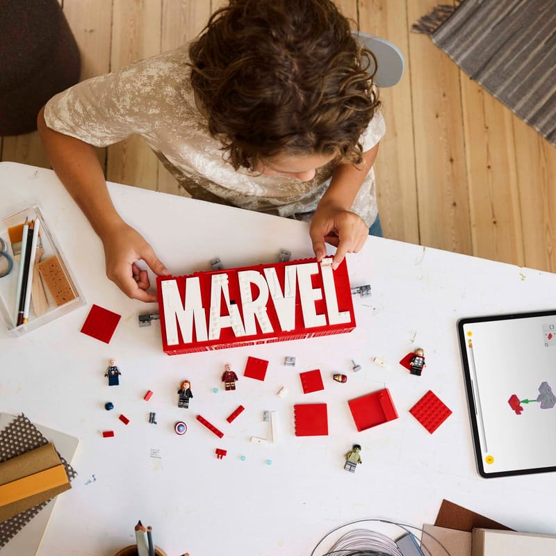 LEGO® Marvel 76313 Logo MARVEL a minifigurky