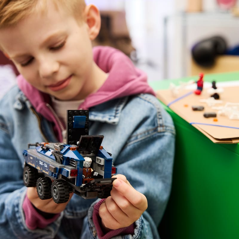 LEGO® Marvel 76349 Spider-Man a honička za vězeňským transportérem