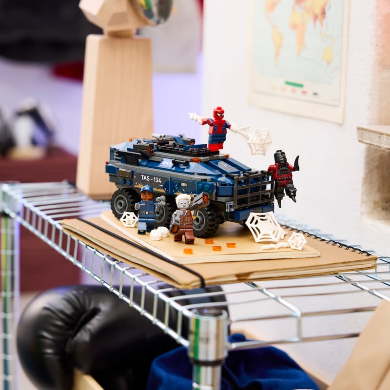 LEGO® Marvel 76349 Spider-Man a honička za vězeňským transportérem
