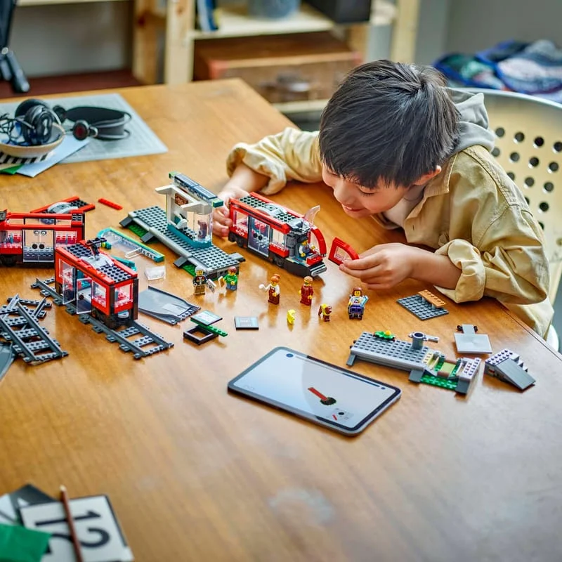 LEGO City 60423 Tramvaj a zastávka v centru města — obrázek 10