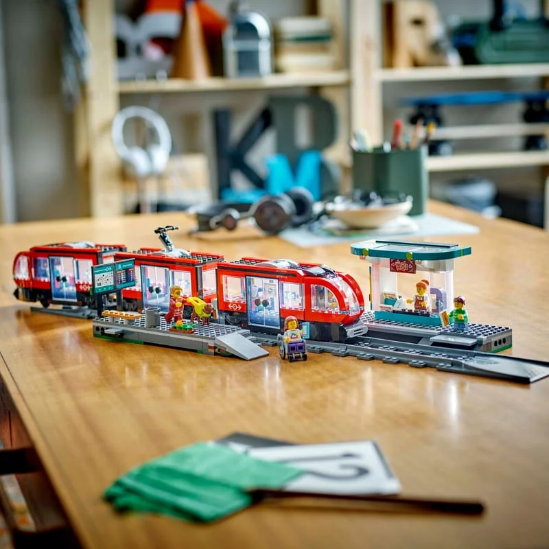 LEGO City 60423 Tramvaj a zastávka v centru města — obrázek 11