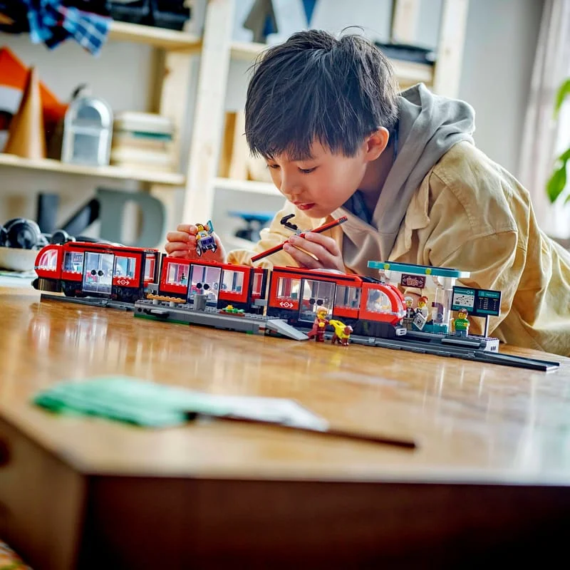 LEGO City 60423 Tramvaj a zastávka v centru města — obrázek 9