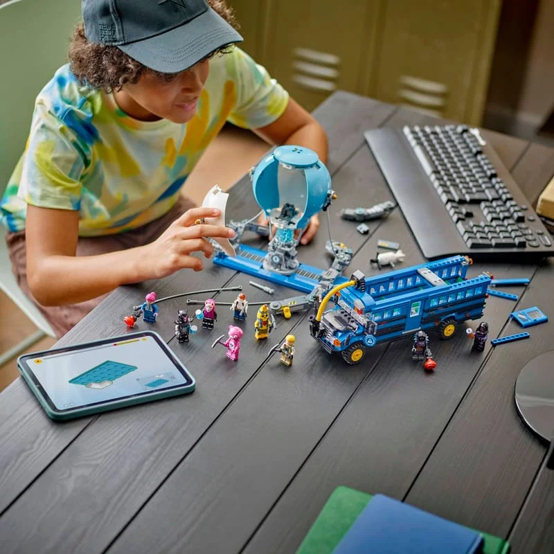 LEGO Fortnite 77073 Battle Bus — obrázek 11