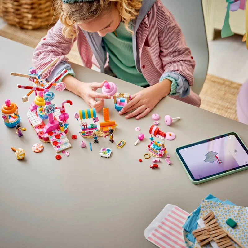 LEGO Friends 42700 Kolotoč se sladkostmi a cupcaky — obrázek 11