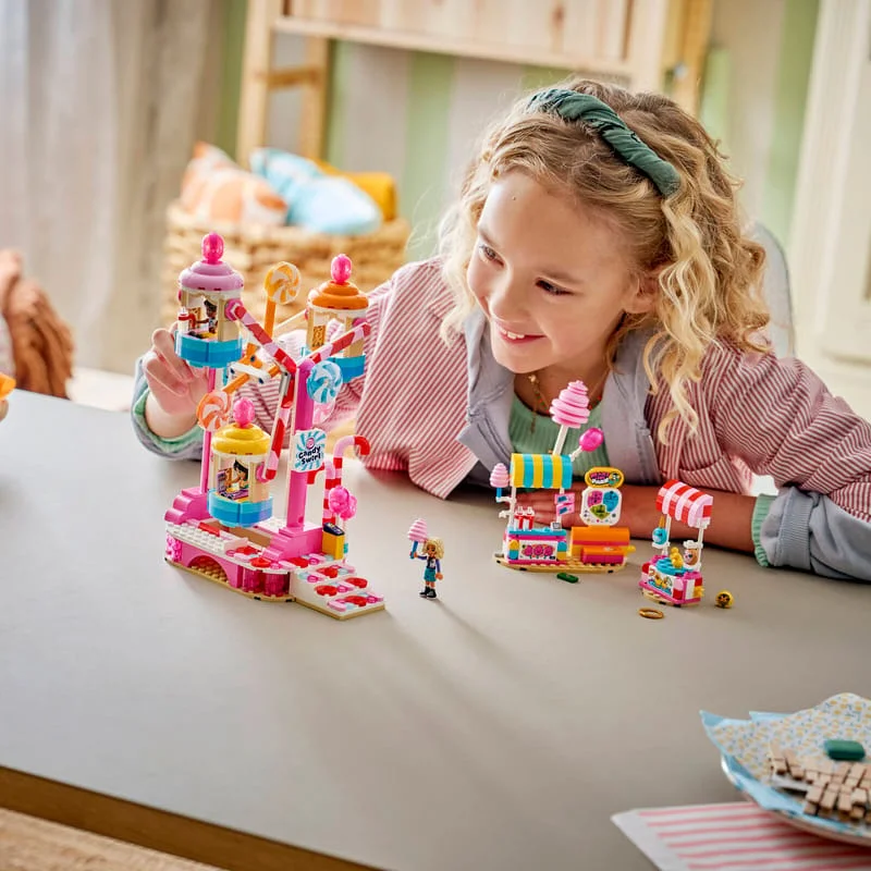 LEGO Friends 42700 Kolotoč se sladkostmi a cupcaky — obrázek 12