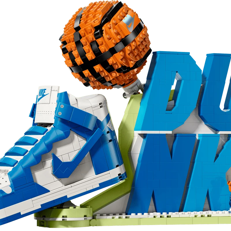 LEGO Nike 43008 Nike Dunk x LEGO Set — obrázek 1