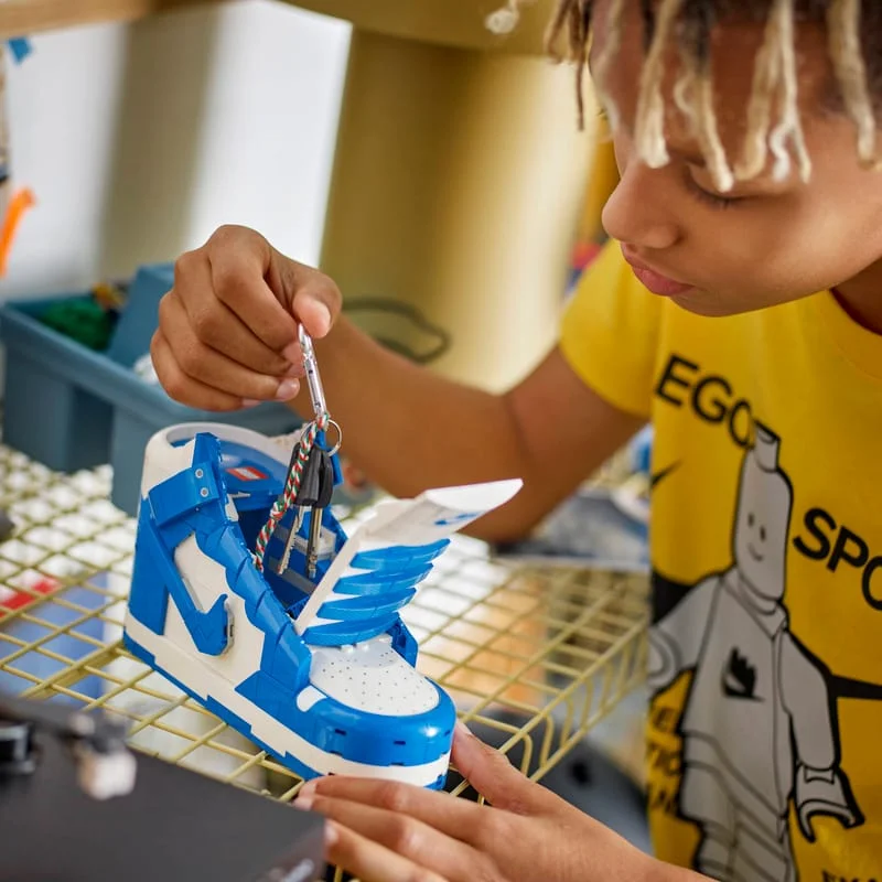 LEGO Nike 43008 Nike Dunk x LEGO Set — obrázek 11