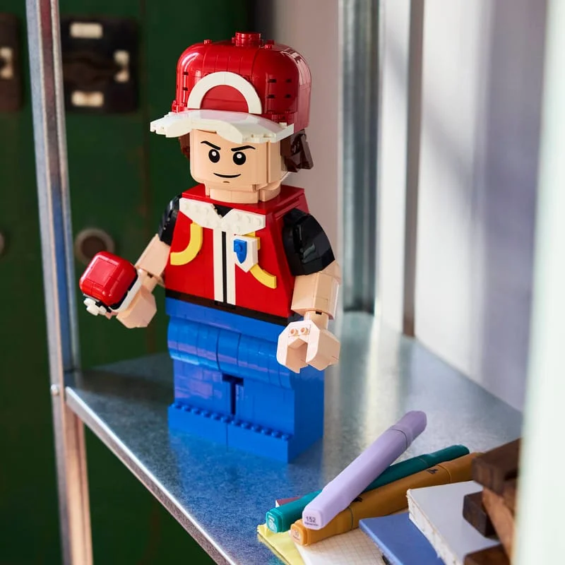 LEGO Pokémon 40868 Zvětšená minifigurka Reda — obrázek 8