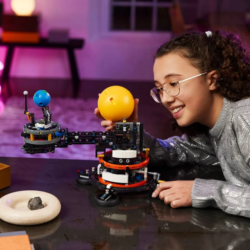 LEGO Technic 42179 Planeta Země a Měsíc na oběžné dráze — obrázek 11