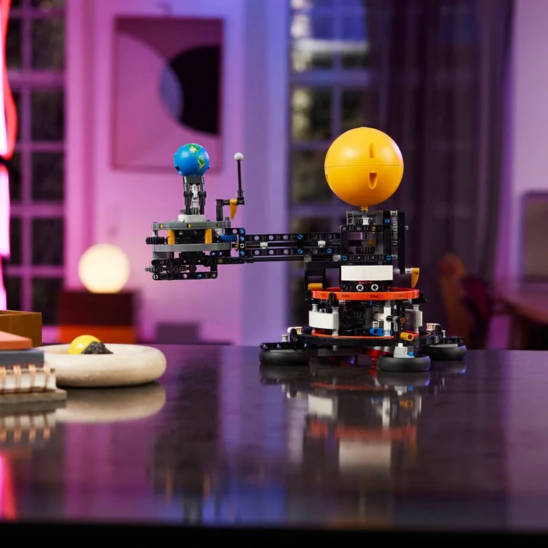 LEGO Technic 42179 Planeta Země a Měsíc na oběžné dráze — obrázek 12