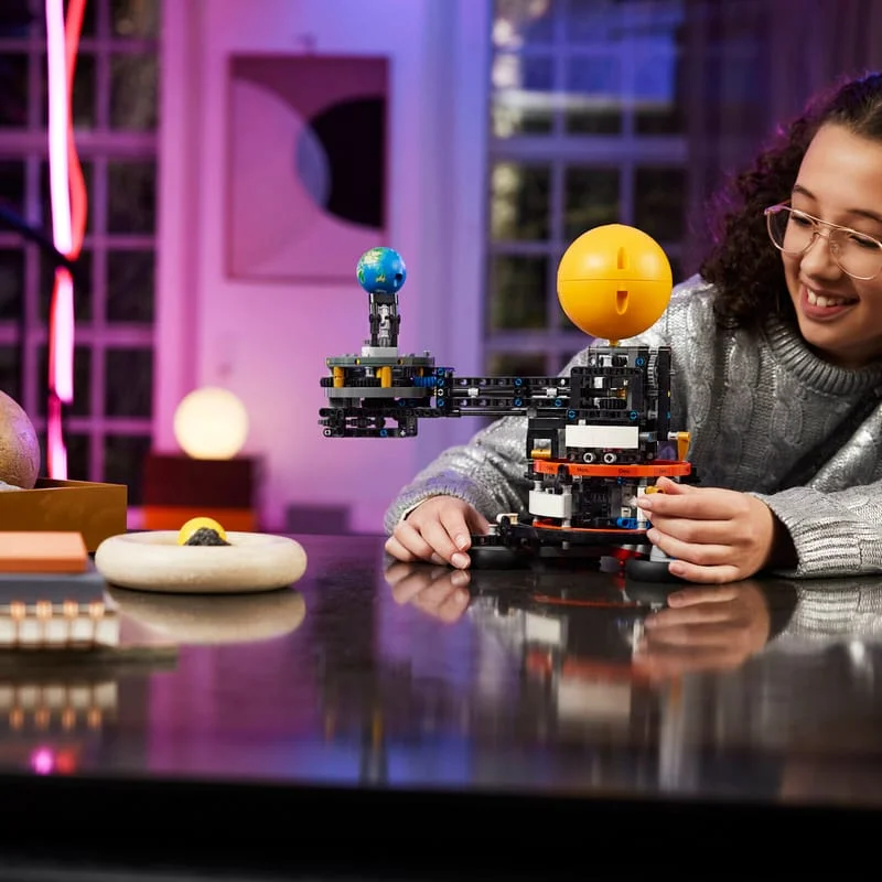 LEGO Technic 42179 Planeta Země a Měsíc na oběžné dráze — obrázek 13