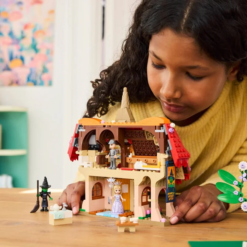 LEGO Wicked 75690 Glinda a Elphaba v Munchkinlandu — obrázek 8